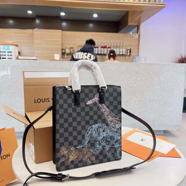 LC249 - Louis Vuitton Women's Fashion Bag