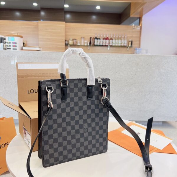 LC249 - Louis Vuitton Women's Fashion Bag