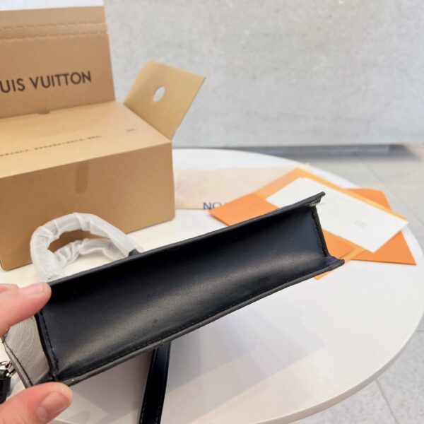 LC249 - Louis Vuitton Women's Fashion Bag