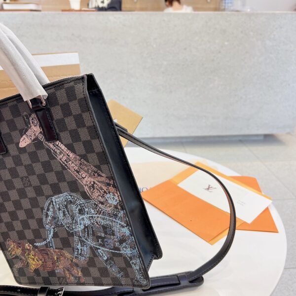 LC249 - Louis Vuitton Women's Fashion Bag