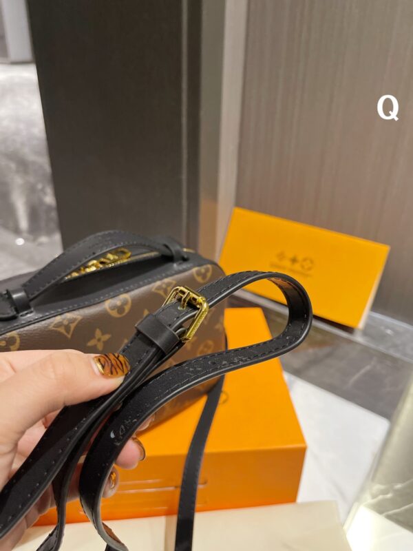 LC251 - Louis Vuitton Women's Fashion Bag