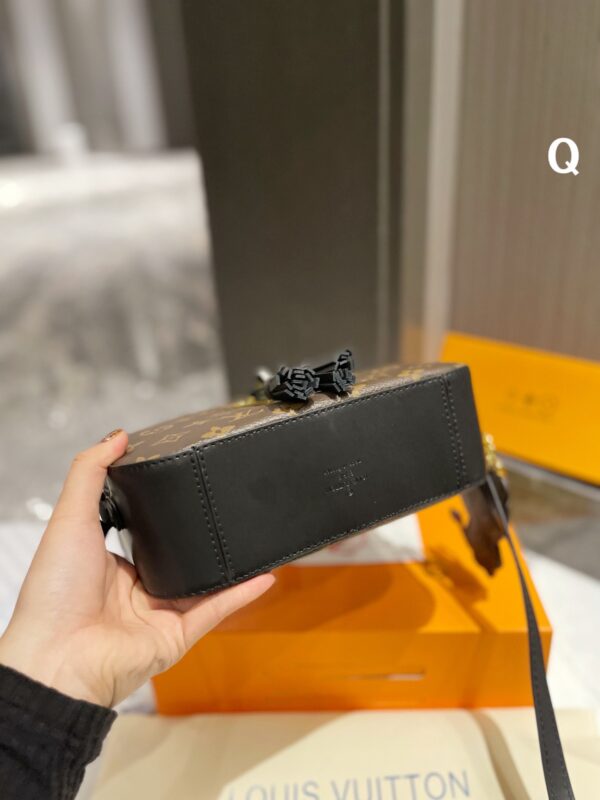 LC251 - Louis Vuitton Women's Fashion Bag