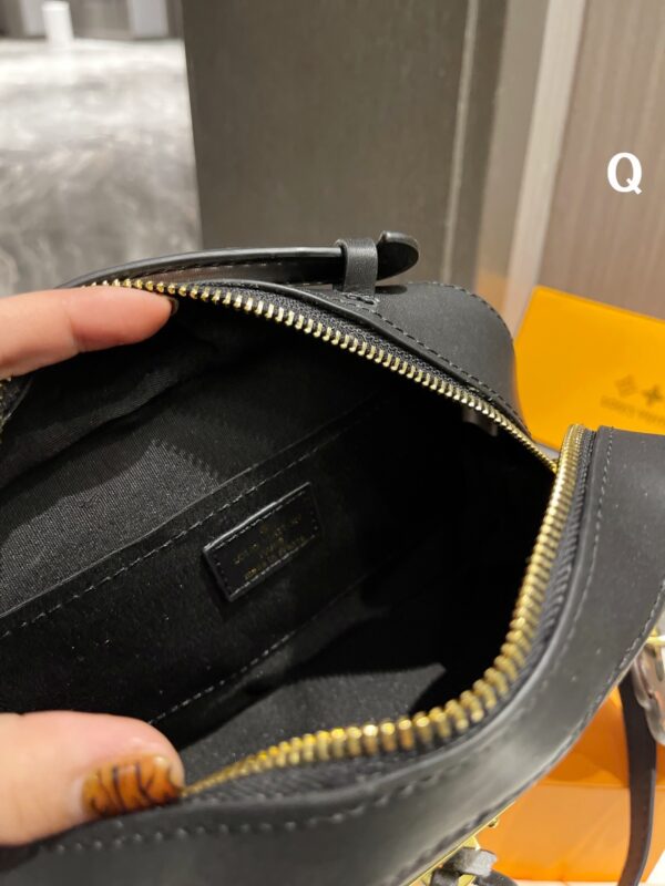LC251 - Louis Vuitton Women's Fashion Bag