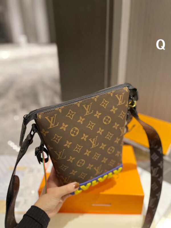 LC253 - Louis Vuitton Women's Fashion Bag