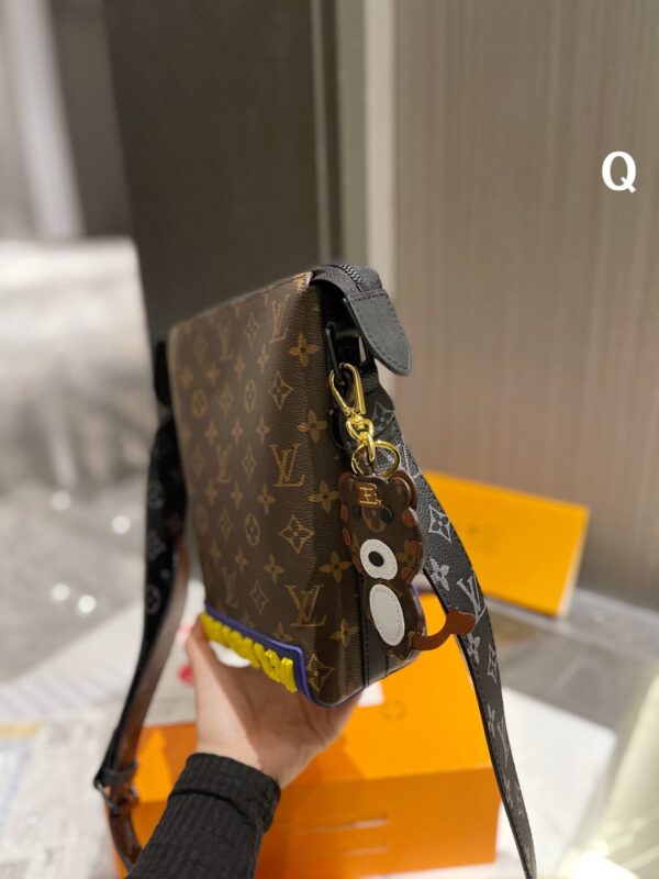 LC253 - Louis Vuitton Women's Fashion Bag