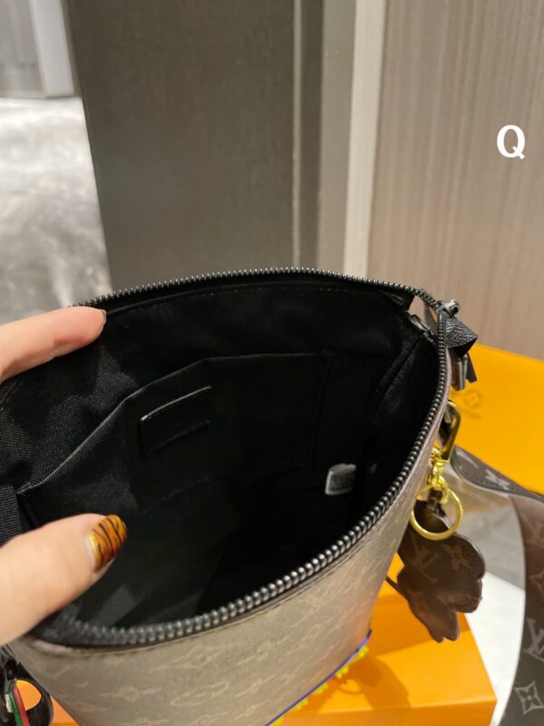 LC253 - Louis Vuitton Women's Fashion Bag