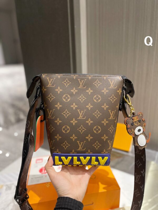 LC253 - Louis Vuitton Women's Fashion Bag