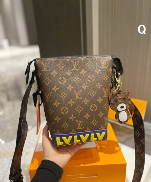 LC253 - Louis Vuitton Women's Fashion Bag