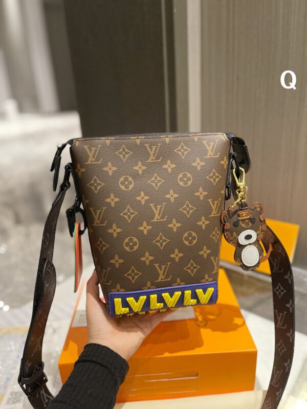 LC253 - Louis Vuitton Women's Fashion Bag