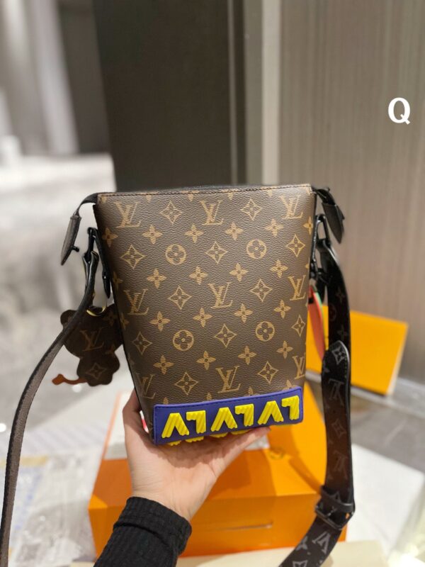 LC253 - Louis Vuitton Women's Fashion Bag