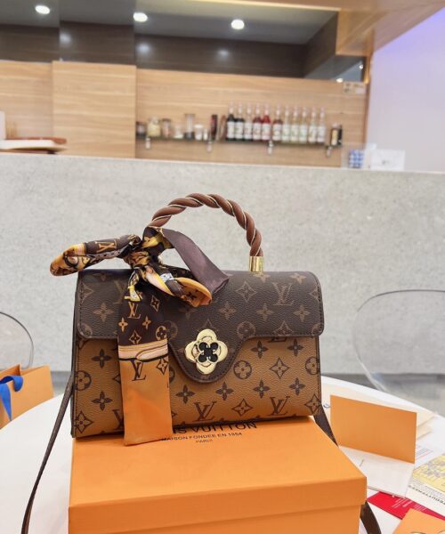 LC255 - Louis Vuitton Women's Fashion Bag