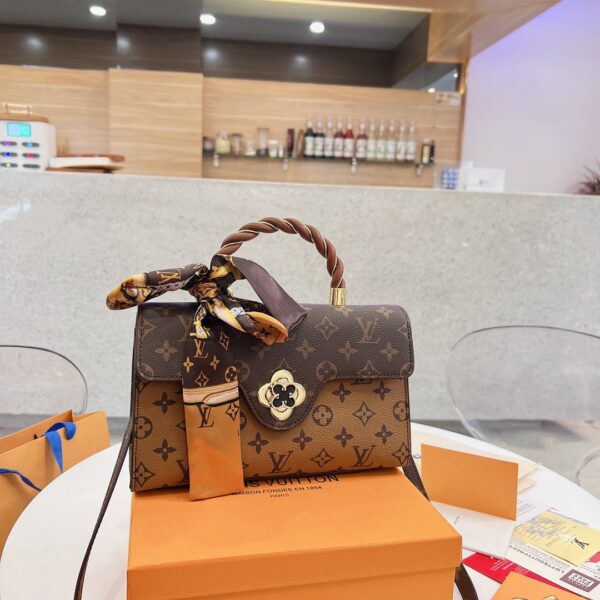 LC255 - Louis Vuitton Women's Fashion Bag