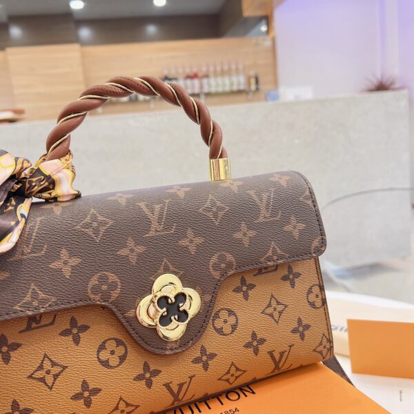 LC255 - Louis Vuitton Women's Fashion Bag