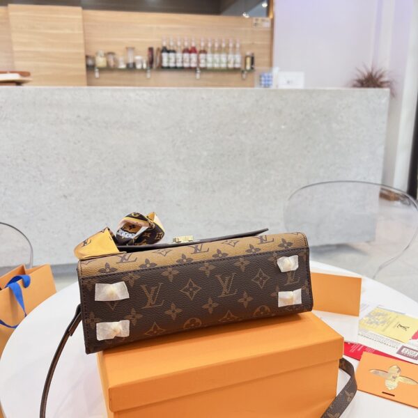 LC255 - Louis Vuitton Women's Fashion Bag