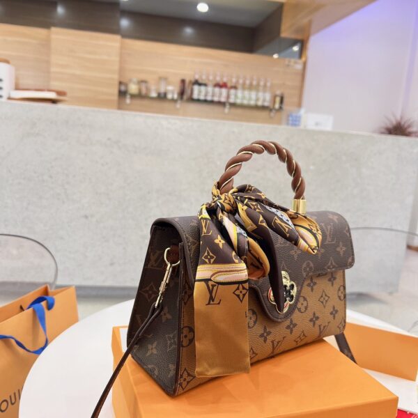 LC255 - Louis Vuitton Women's Fashion Bag