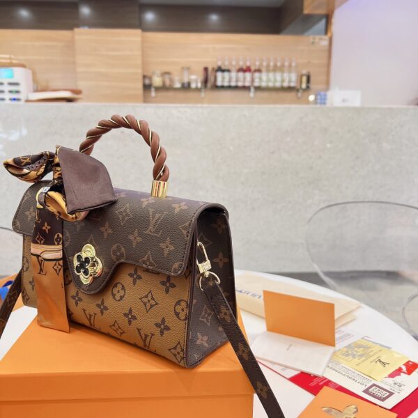 LC255 - Louis Vuitton Women's Fashion Bag