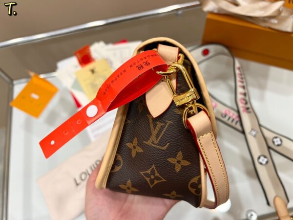 LC256 - Louis Vuitton Women's Fashion Bag