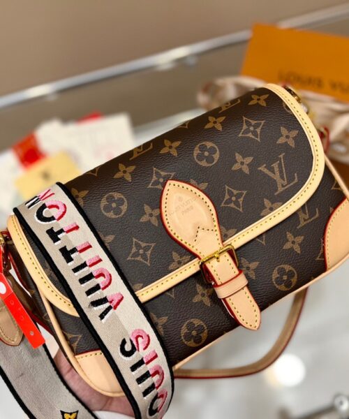 LC256 - Louis Vuitton Women's Fashion Bag