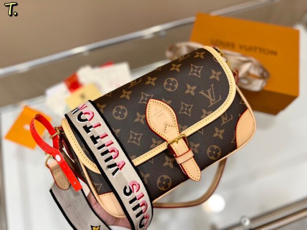 LC256 - Louis Vuitton Women's Fashion Bag