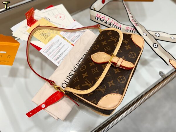 LC256 - Louis Vuitton Women's Fashion Bag