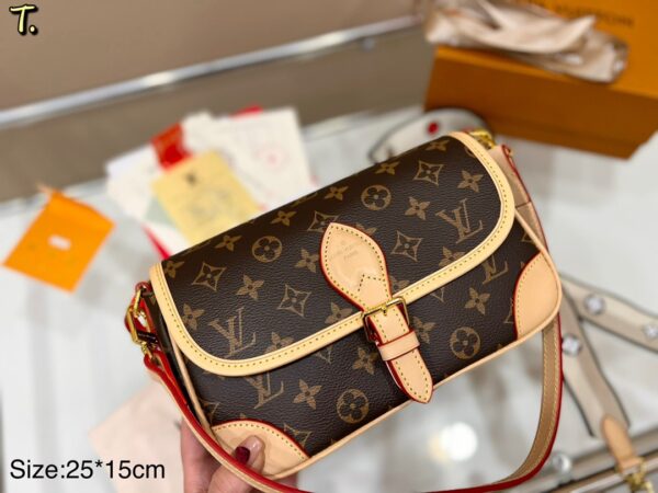 LC256 - Louis Vuitton Women's Fashion Bag