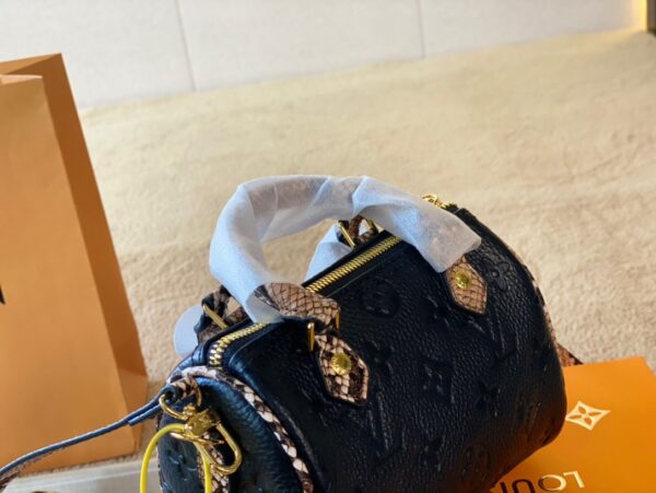 LC257 - Louis Vuitton Black Women's Fashion Bag