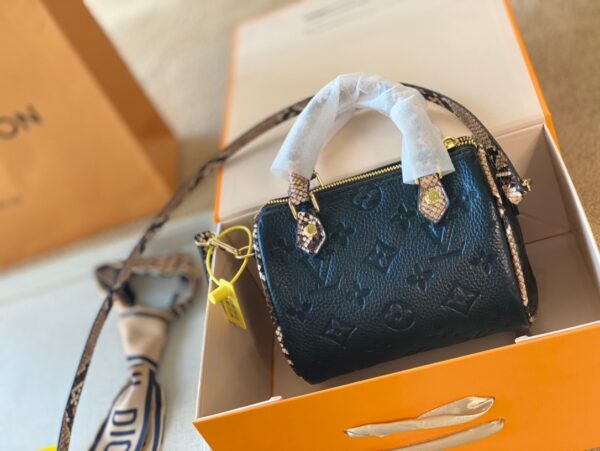 LC257 - Louis Vuitton Black Women's Fashion Bag