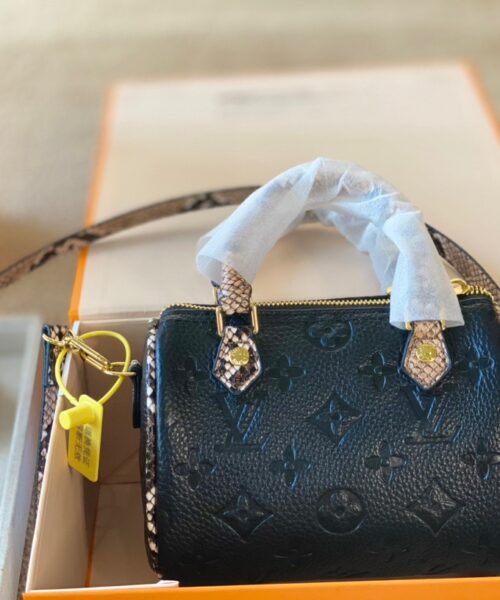 LC257 - Louis Vuitton Black Women's Fashion Bag
