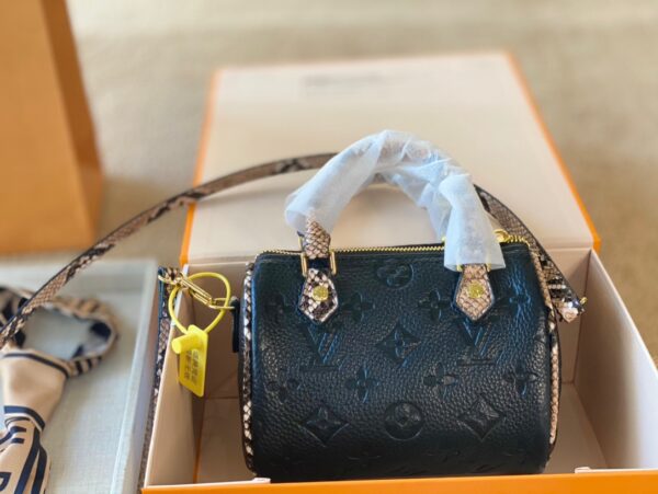LC257 - Louis Vuitton Black Women's Fashion Bag
