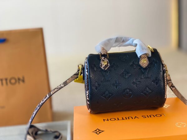 LC257 - Louis Vuitton Black Women's Fashion Bag