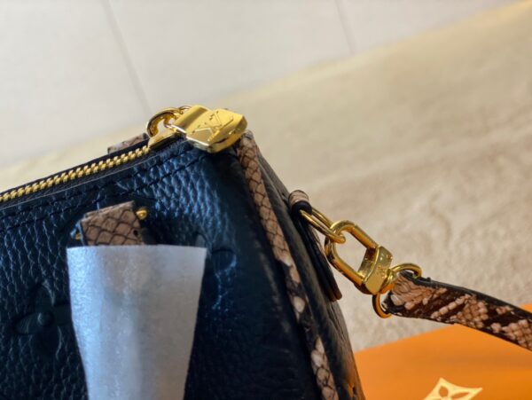 LC257 - Louis Vuitton Black Women's Fashion Bag