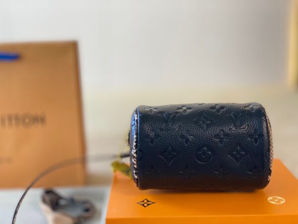 LC257 - Louis Vuitton Black Women's Fashion Bag
