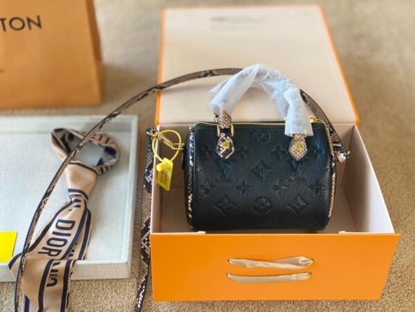 LC257 - Louis Vuitton Black Women's Fashion Bag