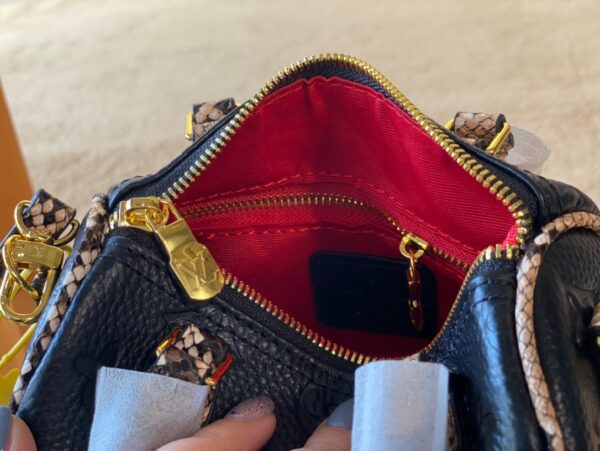 LC257 - Louis Vuitton Black Women's Fashion Bag