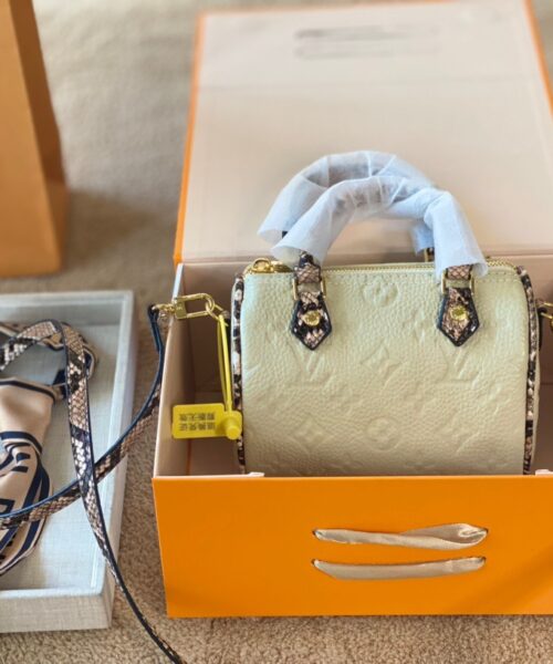 LC257 - Louis Vuitton White Women's Fashion Bag