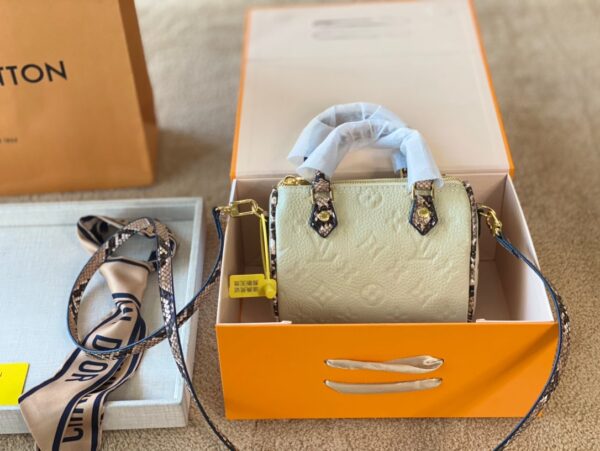 LC257 - Louis Vuitton White Women's Fashion Bag