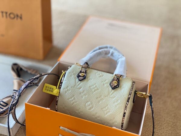 LC257 - Louis Vuitton White Women's Fashion Bag