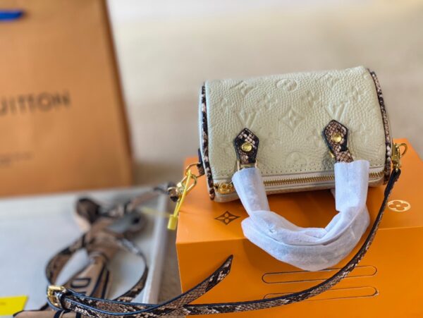 LC257 - Louis Vuitton White Women's Fashion Bag