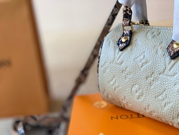 LC257 - Louis Vuitton White Women's Fashion Bag