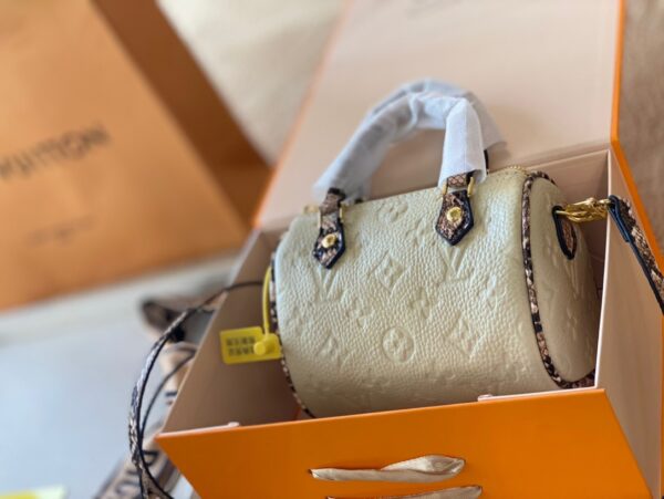 LC257 - Louis Vuitton White Women's Fashion Bag