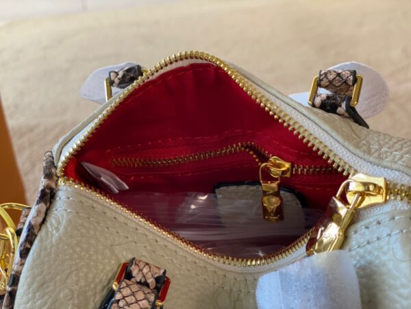 LC257 - Louis Vuitton White Women's Fashion Bag