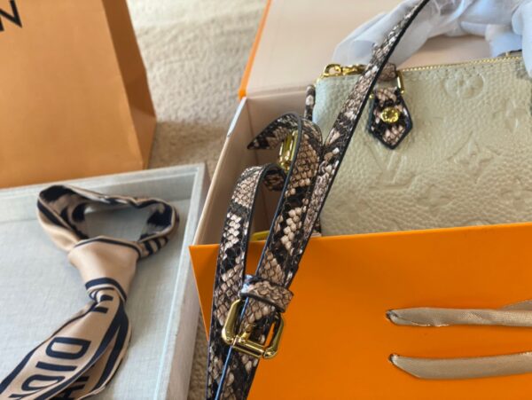 LC257 - Louis Vuitton White Women's Fashion Bag