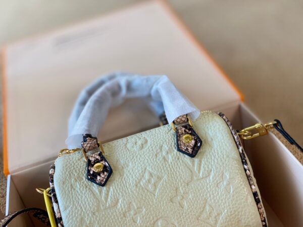 LC257 - Louis Vuitton White Women's Fashion Bag