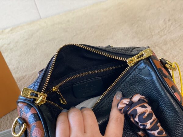 LC258 - Louis Vuitton Women's Fashion Bag