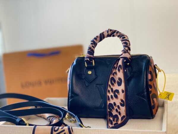 LC258 - Louis Vuitton Women's Fashion Bag