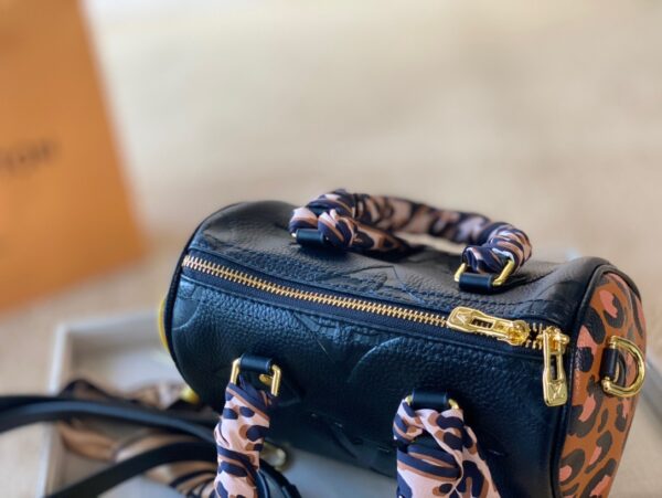 LC258 - Louis Vuitton Women's Fashion Bag