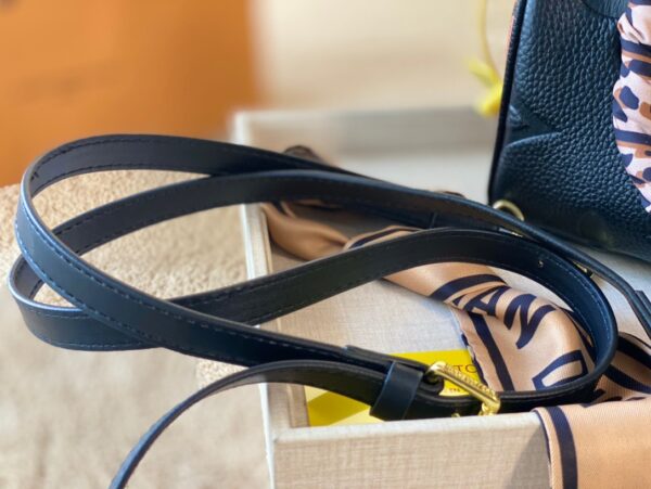 LC258 - Louis Vuitton Women's Fashion Bag