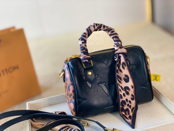 LC258 - Louis Vuitton Women's Fashion Bag