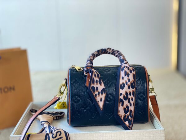 LC262 - Louis Vuitton Women's Fashion Bag