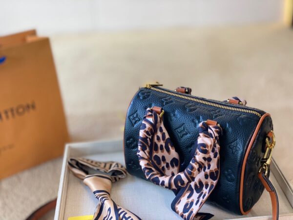 LC262 - Louis Vuitton Women's Fashion Bag